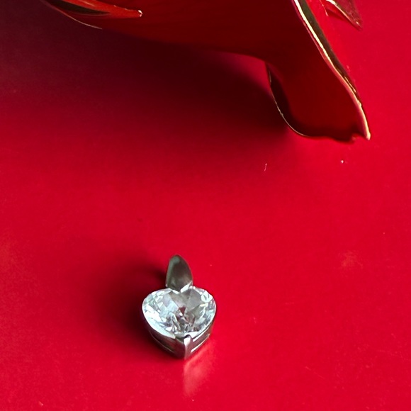 Elegant Silver Heart Pendant Necklace - Picture 2 of 5